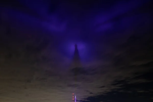 埃姆利摩尔发射塔被点亮紫色 以纪念伊丽莎白二世女王陛下 该塔是英国最高的独立建筑 084英尺 330米 英国哈德斯菲尔德 2002年9月19日 — 图库照片
