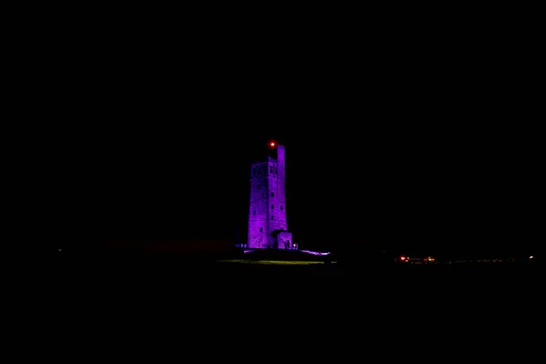 キャッスル ヒルのヴィクトリア タワーは 女王エリザベス2世へのオマージュとして紫色にライトアップされている この塔は1897年のヴィクトリア女王のダイヤモンド ジュビリーを記念して建てられましたが 城の丘での人間活動の歴史は4000年以上前に遡ります — ストック写真