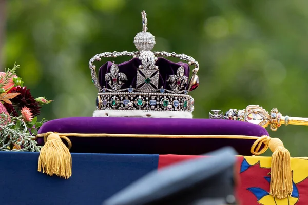 在英国伦敦市中心伦敦威斯敏斯特修道院举行的国葬后 英国女王伊丽莎白十一世的棺材被抬上了国炮 英国女王陛下的王冠在皇家标准上与圆形和隐形眼镜躺在棺材上 — 图库照片