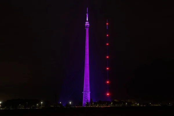エミリー ムーア トランスミッシング タワーは エリザベス2世女王へのオマージュとして紫色にライトアップされている 高さ1 084フィート 330 ハダーズフィールド イギリス — ストック写真