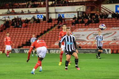 Barnsley 'den Fabio Jalo 20 Eylül 202' de Oakwell, Barnsley, İngiltere 'de oynanan Papa John' s Trophy maçında önde gidiyor.