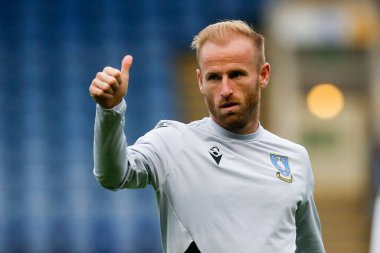 Sheffield Wednesday 'in 10 numaralı Barry Bannan, 20 Eylül 202' de İngiltere 'nin Sheffield kentinde çarşamba günü oynanan Papa John' s Trophy maçından önce taraftarları alkışlıyor.