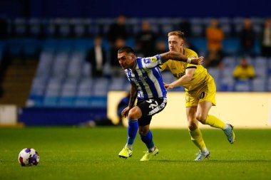 Sheffield Wednesday 'den Jack Hunt # 32 ve Burton Albion' dan Davis Keillor-Dunn # 10 Papa John 's Trophy maçı sırasında Sheffield Wednesday, Hillsborough, Sheffield, Birleşik Krallık' ta Burton Albion 'a karşı 20 Eylül 202
