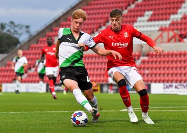 Plymouth Argyle orta saha oyuncusu William Jenkins Davies (44), Papa John 's Trophy karşılaşmasında topa saldırıyor ve kalkanlarını kullanıyor. Swindon Town - Plymouth Argyle - County Ground, Swindon, İngiltere, 20 Eylül 202