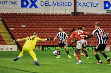 Barnsley 'den Fabio Jalo # 29 Papa John' s Trophy maçı sırasında Oakwell, Barnsley, Barnsley United U21 'e karşı 20 Eylül 202' de geniş açıyla çekim yapıyor.