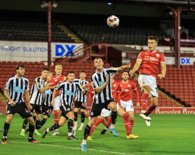 Barnsley 'li Joe Ackroyd 20 Eylül 202' de Oakwell, Barnsley, İngiltere 'de oynanan Papa John' s Trophy maçında kaleye doğru ilerliyor.