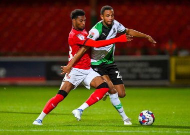 Plymouth Argyle defans oyuncusu Brendan Galloway (22), 20 Eylül 202 'de İngiltere' nin Swindon şehrinde oynanan Papa John 's Trophy karşılaşmasında topu koruyor.