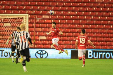 Barnsley 'li Nicky Cadden, 20 Eylül 202' de Oakwell, Barnsley, İngiltere 'de oynanan Papa John' s Trophy maçında önde.