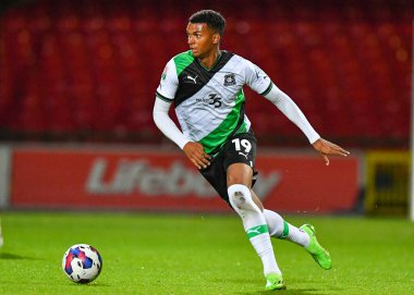 Plymouth Argyle forvet Morgan Whittaker (19) Papa John 's Trophy karşılaşmasında topu Swindon Town' a karşı Plymouth Argyle, County Ground, Swindon, İngiltere 'de, 20 Eylül 202