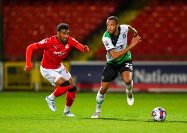 Plymouth Argyle defans oyuncusu Brendan Galloway (22) topu aldı ve Papa John 's Trophy maçında pas arıyor Swindon Town - Plymouth Argyle - County Ground, Swindon, Birleşik Krallık, 202