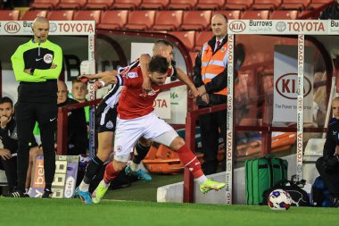 Barnsley 'den Nicky Cadden # 7, 20 Eylül 202' de Oakwell, Barnsley, Birleşik Krallık 'ta oynanan Papa John' s Trophy maçı sırasında Newcastle United 'dan Josh Scott # 53 ile faul yaptı.