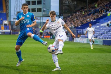 Bolton Wanderers 'dan Declan John # 3, Rhys Hughes # 17 of Tranmere Rovers' ın Papa John 's Trophy karşılaşmasında çaprazını engelledi. Tranmere Rovers, Bolton Wanderers' a karşı Prenton Park, Birkenhead, Birleşik Krallık, 20 Eylül 202