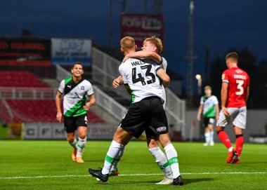 GoAL 0-2 Plymouth Argyle defans oyuncusu Oscar Hall (43), Papa John 's Trophy maçı Swindon Town - Plymouth Argyle maçında Plymouth Argyle (44) orta saha oyuncusu William Jenkins Davies ile gol attı.