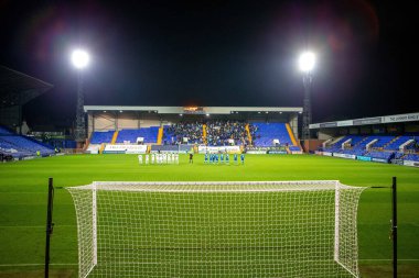 Tranmere Rovers ve Bolton Wanderers 'ın oyuncuları yarı yolda dururken Bolton Wanderers' ın 17 numarası Oladapo Afolayan Papa John 's Trophy maçı sırasında penaltısını almak için öne çıktı. Tranmere Rovers, Birkenhead, Birton Wanderers' a karşı.