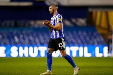 Sheffield 13 numaralı Callum Paterson, 20 Eylül 202 'de İngiltere' nin Sheffield kentinde Çarşamba günü oynanan Papa John 's Trophy maçı sonrasında taraftarları alkışlıyor.