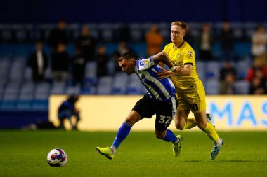 Sheffield Wednesday 'den Jack Hunt # 32 ve Burton Albion' dan Davis Keillor-Dunn # 10 Papa John 's Trophy maçı sırasında Sheffield Wednesday, Hillsborough, Sheffield, Birleşik Krallık' ta Burton Albion 'a karşı 20 Eylül 202