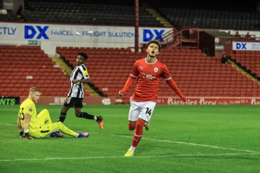 Barnsley 'den Josh Martin # 14 numara, Newcastle United' ın Jude Smith # 65 'i 20 Eylül 202' de Oakwell, Barnsley, Birleşik Krallık 'ta oynanan Papa John' s Trophy maçında atışını kurtardıktan sonra tepki gösterdi.