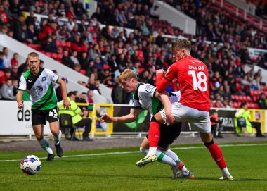 Plymouth Argyle orta saha oyuncusu William Jenkins Davies (44), Papa John 's Trophy maçı Swindon Town - Plymouth Argyle maçı sırasında Swindon Town defans oyuncusu Reece Devine' ı geçiyor.