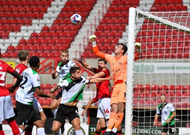 Swindon Town kalecisi Sol Brynn (1), 20 Eylül 202 'de Swindon Town ve Plymouth Argyle' ın oynadığı Papa John 's Trophy maçında topa vuruyor.