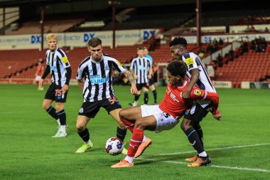 Barnsley 23 numaralı William Hondermarck, 20 Eylül 202 'de Oakwell, Barnsley, Birleşik Krallık' ta oynanan Papa John 's Trophy maçı sırasında Newcastle United' ın 50 numaralı oyuncusu Matty Bondswell 'i durdurdu.