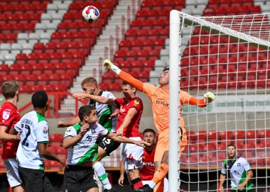 Swindon Town kalecisi Sol Brynn (1), 20 Eylül 202 'de Swindon Town ve Plymouth Argyle' ın oynadığı Papa John 's Trophy maçında topa vuruyor.