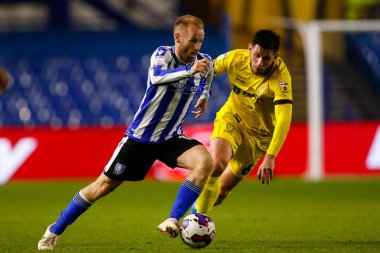 Sheffield Wednesday 'den Barry Bannan # 10 ve Burton Albion' dan Calum Butcher # 6 Papa John 's Trophy maçı sırasında Sheffield Wednesday, Hillsborough, Sheffield, İngiltere' de Burton Albion 'a karşı 20 Eylül 202