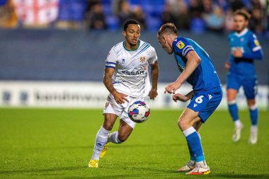 Tranmere Rovers 'dan Josh Dacres-Cogley 20 Eylül 202' de Birkenhead, İngiltere 'deki Prenton Park' ta oynanan Papa John 's Trophy maçında topu sürüyor.