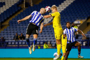 Sheffield Wednesday 'in 13 numaralı oyuncusu Callum Paterson, 20 Eylül 202' de İngiltere 'nin başkenti Sheffield' da oynanan Papa John 's Trophy maçında Sheffield Wednesday' in Burton Albion 'a karşı oynadığı maçta gol atmayı denedi.