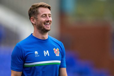 Tranmere Rovers 'dan 19 numaralı Neill Byrne, 20 Eylül 202' de Birkenhead, İngiltere 'deki Prenton Park' ta oynanan Papa John 's Trophy karşılaşmasında ısınırken gülümsüyor.