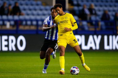 Sheffield Wednesday 'den Mallik Wilks # 7 ve Burton Borthwick-Jackson # 3 of Burton Albion Papa John' s Trophy maçı sırasında Sheffield Çarşamba günü Hillsborough, Sheffield, İngiltere 'de Burton Albion' a karşı 20 Eylül 202