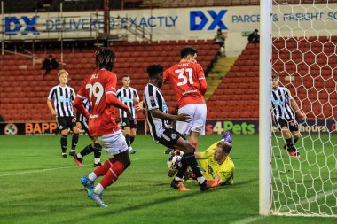 Newcastle United 'dan Jude Smith 20 Eylül 2022' de Oakwell, Barnsley, İngiltere 'de oynanan Papa John' s Trophy maçında Barnsley - Newcastle United U21 maçında Slobodan Tedi # 31 'den yakın mesafeden şut kurtardı.