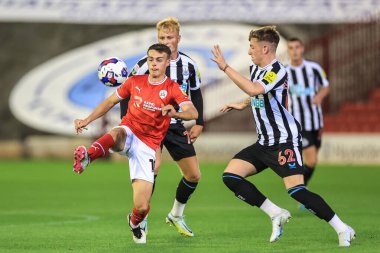 Joe Ackroyd # 18 Barnsley Papa John 's Trophy maçında Oakwell, Barnsley United U21' e karşı 20 Eylül 202 'de topu kazandı.