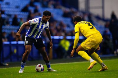 Sheffield Wednesday 'den Mallik Wilks # 7 ve Burton Borthwick-Jackson # 3 of Burton Albion Papa John' s Trophy maçı sırasında Sheffield Çarşamba günü Hillsborough, Sheffield, İngiltere 'de Burton Albion' a karşı 20 Eylül 202