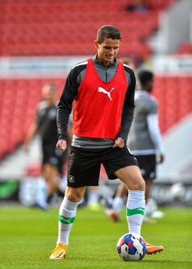 Plymouth Argyle orta saha oyuncusu Jordan Houghton (4) Papa John 's Trophy karşılaşmasında ısınıyor Swindon Town - Plymouth Argyle, County Ground, Swindon, Birleşik Krallık, 20 Eylül 202