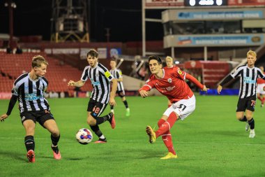 Barnsley 'li Slobodan Tedi 20 Eylül 2022' de Oakwell, Barnsley, İngiltere 'de oynanan Papa John' s Trophy maçında kaleye ateş etti.