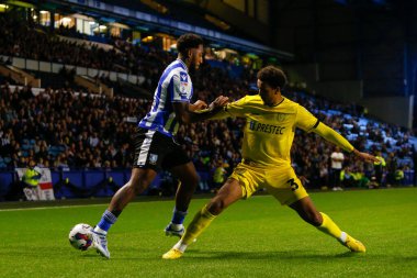 Sheffield Wednesday 'den Mallik Wilks # 7 ve Burton Borthwick-Jackson # 3 of Burton Albion Papa John' s Trophy maçı sırasında Sheffield Çarşamba günü Hillsborough, Sheffield, İngiltere 'de Burton Albion' a karşı 20 Eylül 202