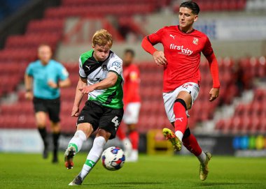 Plymouth Argyle orta saha oyuncusu William Jenkins Davies (44), Papa John 'un 20 Eylül 202' de County Ground, Swindon, İngiltere 'de oynanan Swindon Town - Plymouth Argyle maçında bir atış yaptı ve gol attı.
