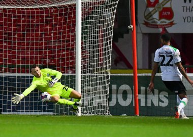 Plymouth Argyle kalecisi Callum Burton (25), Papa John 's Trophy maçı Swindon Town - Plymouth Argyle maçında 20 Eylül 202' de County Ground, Swindon, Birleşik Krallık 'ta bir kurtarış yaptı.