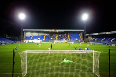 Arthur Lomax-Jones # 30 of Tranmere Rovers Papa John 's Trophy maçı sırasında Birkenhead, İngiltere' deki Prenton Park 'ta Tranmere Rovers' a karşı Bolton Wanderers maçında vuruyor ve kaçırıyor.