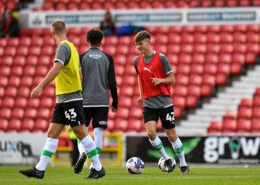 Plymouth Argyle orta saha oyuncusu Jack Endacott (42) Papa John 's Trophy karşılaşmasında ısınıyor Swindon Town - Plymouth Argyle County Ground, Swindon, İngiltere, 20 Eylül 202