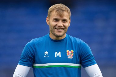 Tranmere Rovers 'ın 20 numaralı oyuncusu Elliott Nevitt, 20 Eylül 202' de Birkenhead, İngiltere 'deki Prenton Park' ta oynanan Papa John 's Trophy karşılaşmasında ısınırken gülümsüyor.