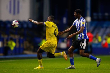 Adedeji Oshilaja # 4 Burton Albion ve Tyreeq Bakinson # 19 Sheffield Çarşamba günü Papa John 's Trophy maçı sırasında Sheffield Burton Albion' a karşı Hillsborough, Sheffield, İngiltere, 20 Eylül 202