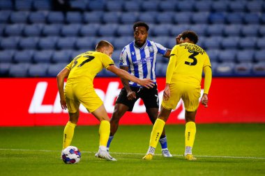 Sheffield Çarşamba 'dan Mallik Wilks # 7, Burton Albion' dan Cameron Borthwick-Jackson # 3 ve Burton Hamer # 37 Papa John 's Trophy maçı Sheffield Çarşamba günü Hillsborough, Sheffield, İngiltere, 20 Eylül' de Burton Albion 'a karşı