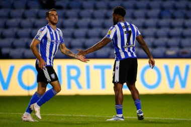 Sheffield Çarşamba 'dan Lee Gregory # 9 ve Sheffield Çarşamba' dan Mallik Wilks # 7 Papa John 's Trophy maçında Sheffield Wednesday, Hillsborough, Sheffield, İngiltere' de Burton Albion 'a karşı 20 Eylül 202