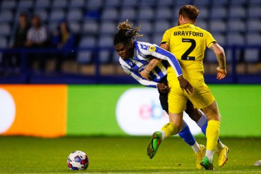 Burton Albion 'dan John Brayford # 2. Alex Mighten # 45 Sheffield Çarşamba günü Papa John' s Trophy maçında faul yaptı. Çarşamba günü Hillsborough, Sheffield, Birleşik Krallık 'ta Burton Albion' a karşı.