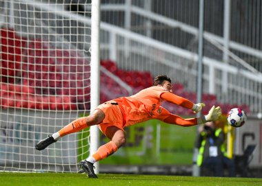 Swindon Town kalecisi Sol Brynn (1), Papa John 's Trophy karşılaşmasında Swindon Town ile Plymouth Argyle arasında 20 Eylül 202' de County Ground, Swindon, İngiltere 'de bir kurtarış yaptı.