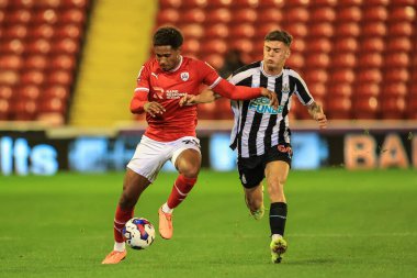 Barnsley 'den William Hondermarck # 23 ve Newcastle United' dan Josh Scott # 53 Papa John 's Trophy maçı sırasında Oakwell, Barnsley, İngiltere' de Newcastle United U21 'e karşı 20 Eylül 202