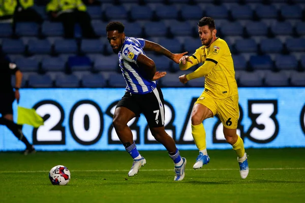 Sheffield Wednesday 'den Mallik Wilks # 7 ve Burton Albion' dan Calum Butcher # 6 Papa John 's Trophy maçı sırasında Sheffield Wednesday, Hillsborough, Sheffield, İngiltere' de Burton Albion 'a karşı 20 Eylül 202