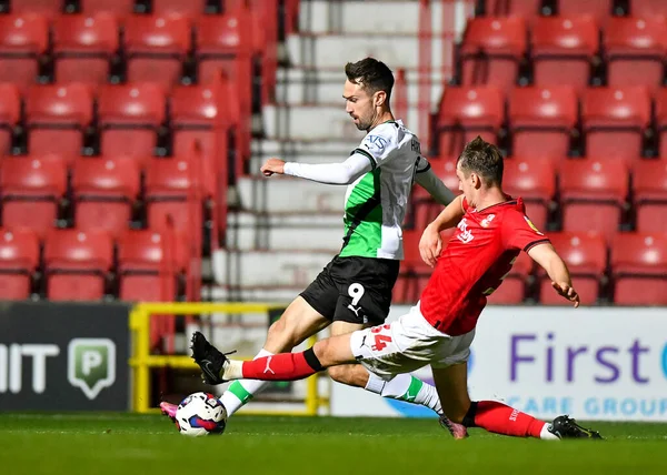 Plymouth Argyle Para Frente Ryan Hardie Cruza Bola Torno Swindon — Fotografia de Stock