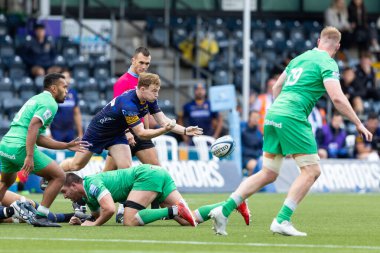 Worcester Warriors 'dan Gareth Simpson, Gallagher Premiership maçında topu geçti Worcester Warriors, Newcastle Falcons' a karşı Sixways Stadyumu, Worcester, İngiltere, 24 Eylül 202